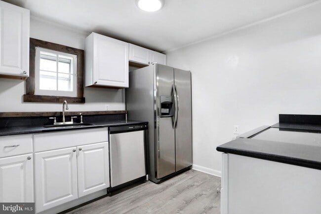 Building Photo - 205 S Princess St