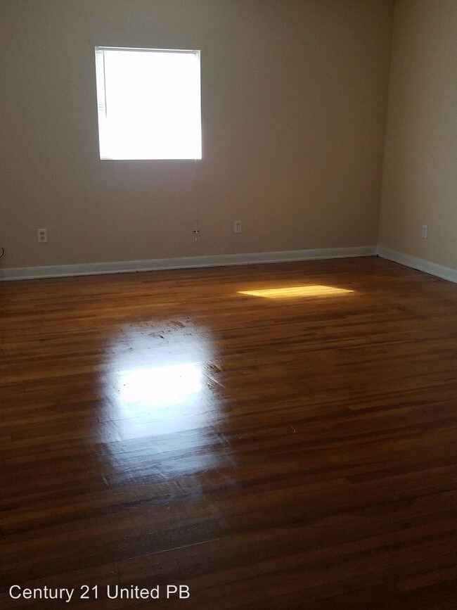 Foto del edificio - 3 br, 1 bath House - 1021 E 6th