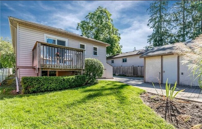 Building Photo - Basement-74 Peel St Barrie Ontario L4M 3L4