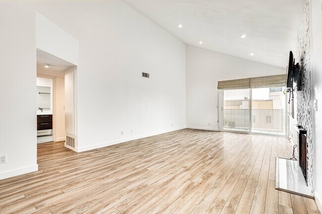 Foto del edificio - 955 E 3rd St