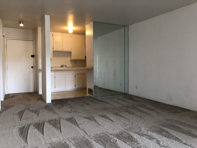 Building Photo - Pacific Beach condo now available, excelle...