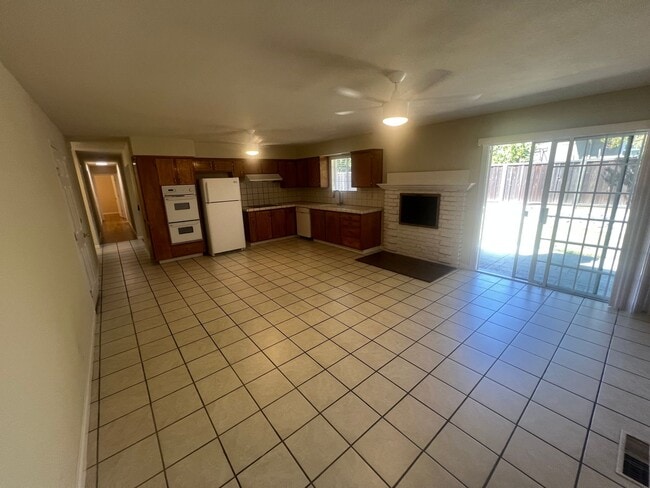 Foto del edificio - Spacious 4 bed 2 bath home in Fremont. Exc...