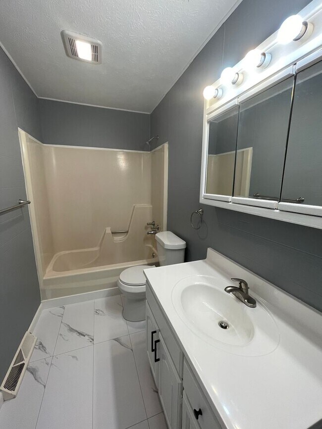 Foto del edificio - Newly renovated 4 bedroom home outside of Meadville