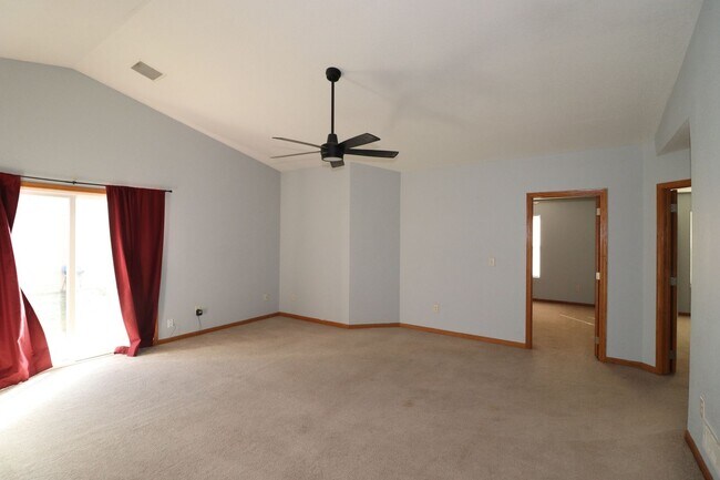 Building Photo - Spacious duplex for rent!