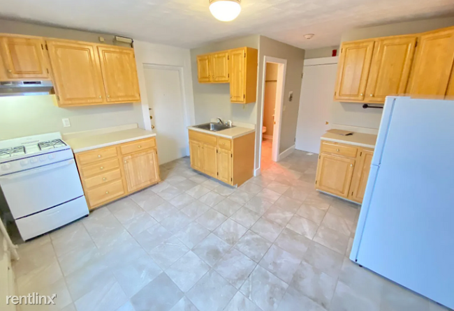 Building Photo - Studio, 1 bath Triplex - 18 Lincoln St Apt...