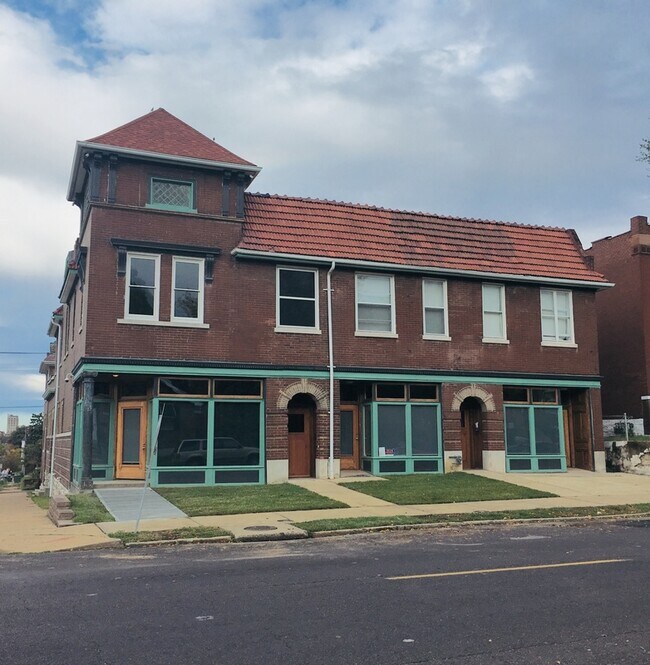 Building Photo - 2807 Miami St