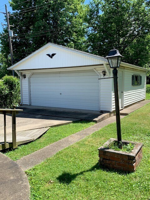Nice!! 2 car garage with opener! - 1219 S Washington St
