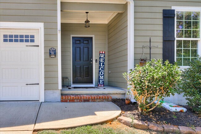 Building Photo - 4 bed/2.5 bath home with fenced yard and g...