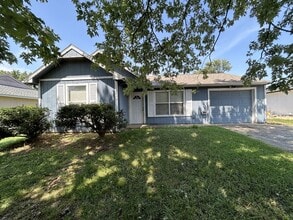 Building Photo - 481 Village Ln