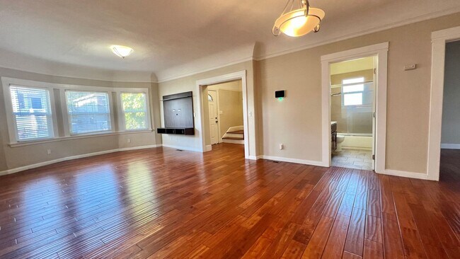 Building Photo - Stunning 4-Bedroom, 2-Bath Home in Popular Neighborhood – Oakland, Emeryville, and Berkeley