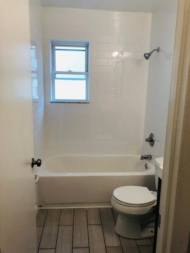 Foto del edificio - 2116 Kemper Ln