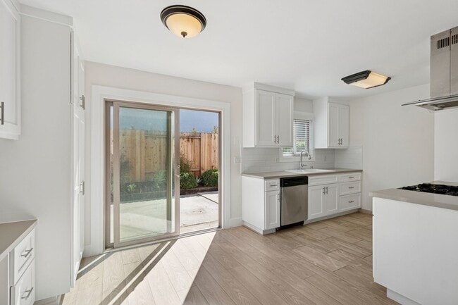 Foto del edificio - 2048 Garden Ln