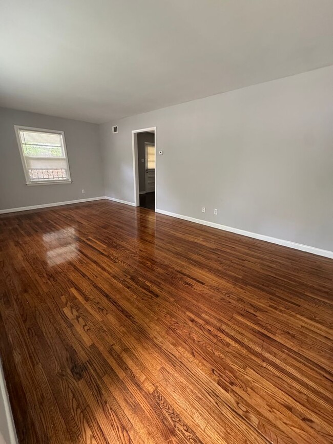 Building Photo - Delightful 3-bedroom 1.5 bath home - Open ...