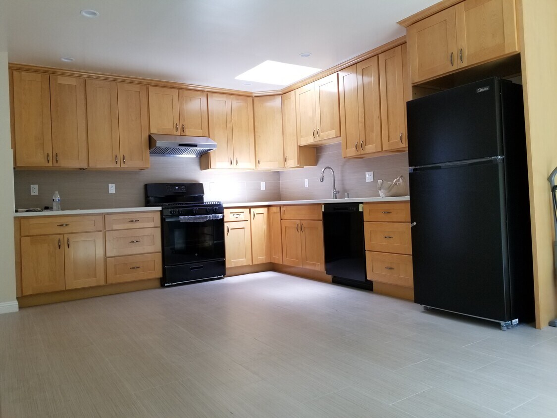 Primary Photo - 351 Gaven St