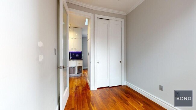 Foto del edificio - 326 E 35th St