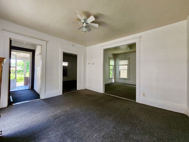 Foto del edificio - Spacious 5 Bedroom 2 Full Bath House | Front Porch | Back Yard | Off Street Parking | in-Unit Lau...