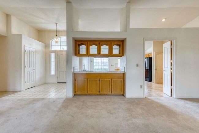 Building Photo - SPACIOUS 3 BED 2.5 BATH HOUSE WITH 3 CAR GARAGE