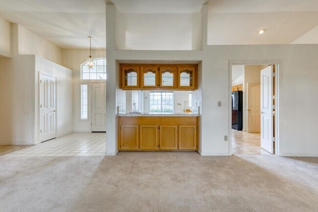 Foto del edificio - SPACIOUS 3 BED 2.5 BATH HOUSE WITH 3 CAR GARAGE