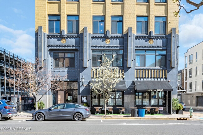 Building Photo - 601 Bangs Ave