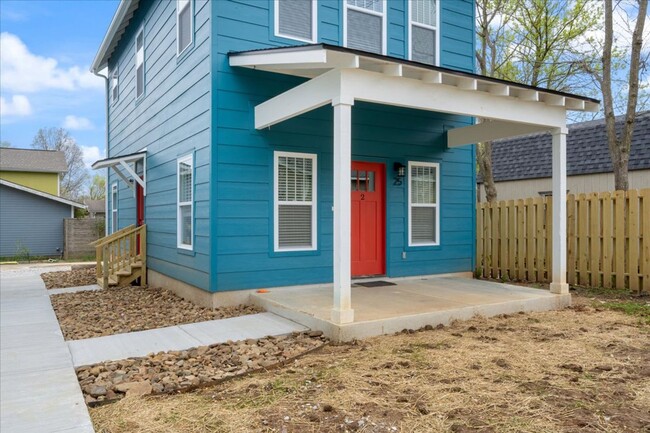 Building Photo - Cottage close to downtown and U of A.