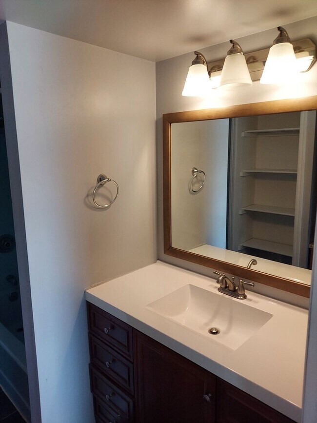 Building Photo - Very nice 3 bedroom Bethlehem Townhouse