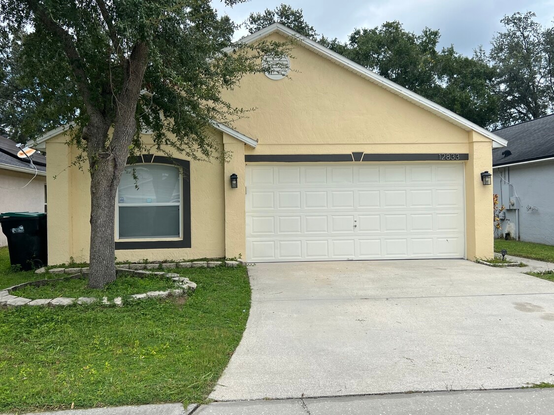 Foto principal - 12833 Parkbury Dr