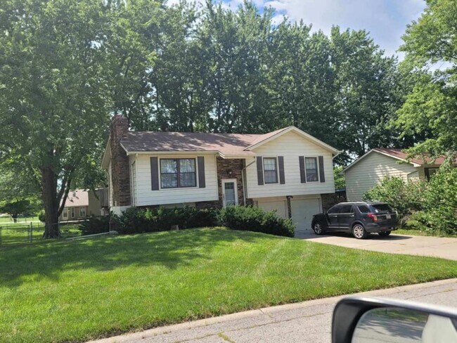 Building Photo - 600 Zay Dr