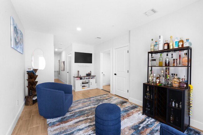 Foto del edificio - "Charming 2-Bedroom Condo with 2 Full & 2 Half Baths in Prime Plainfield Location!"