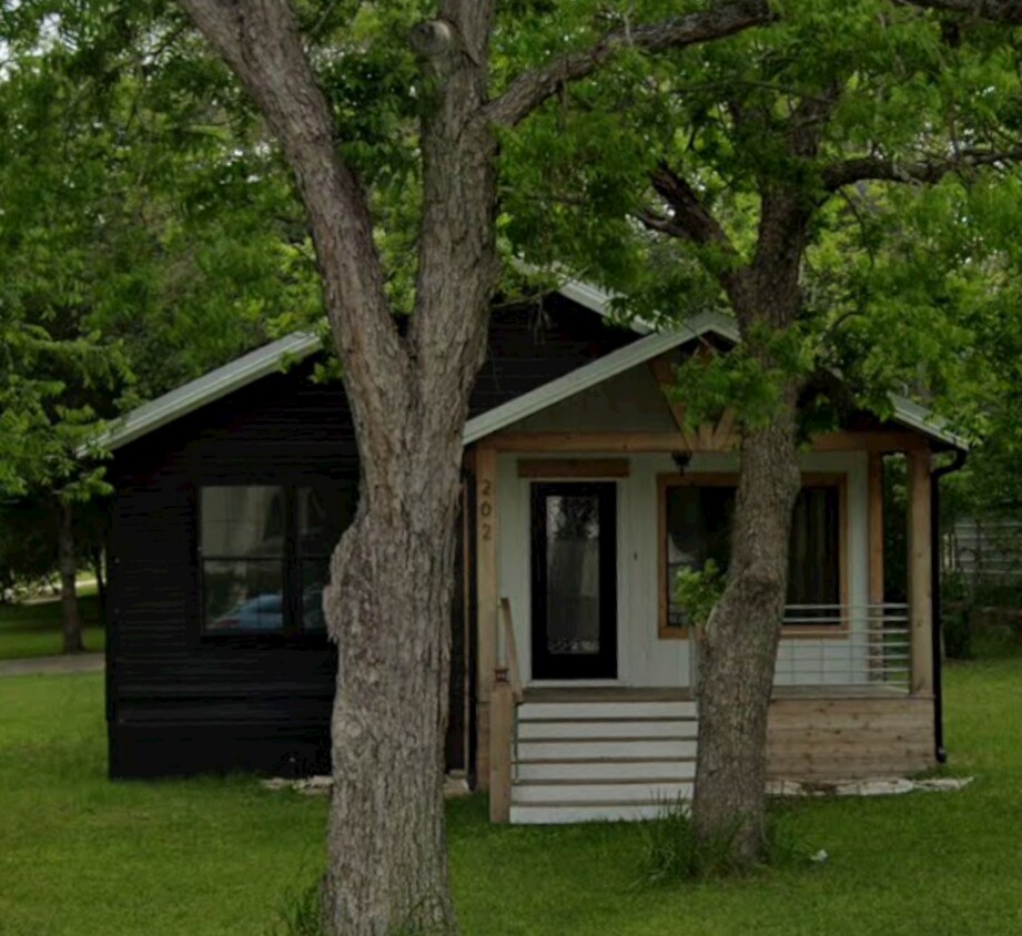 Primary Photo - 202 S Saeger St