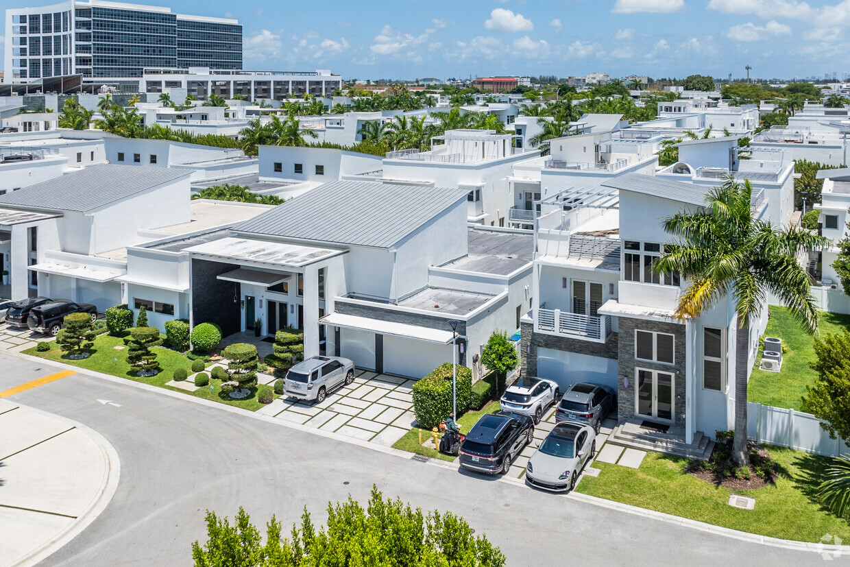 Building Photo - Oasis Park Square at Doral