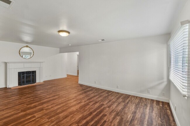 Foto del edificio - 2148 Irvin Wy