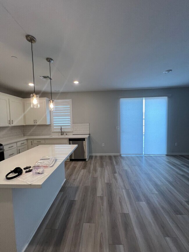 Foto del edificio - Gorgeous 4 Bedroom and 3 Bathroom Home in Wildhawk North Development $3,100 plus utilities and solar