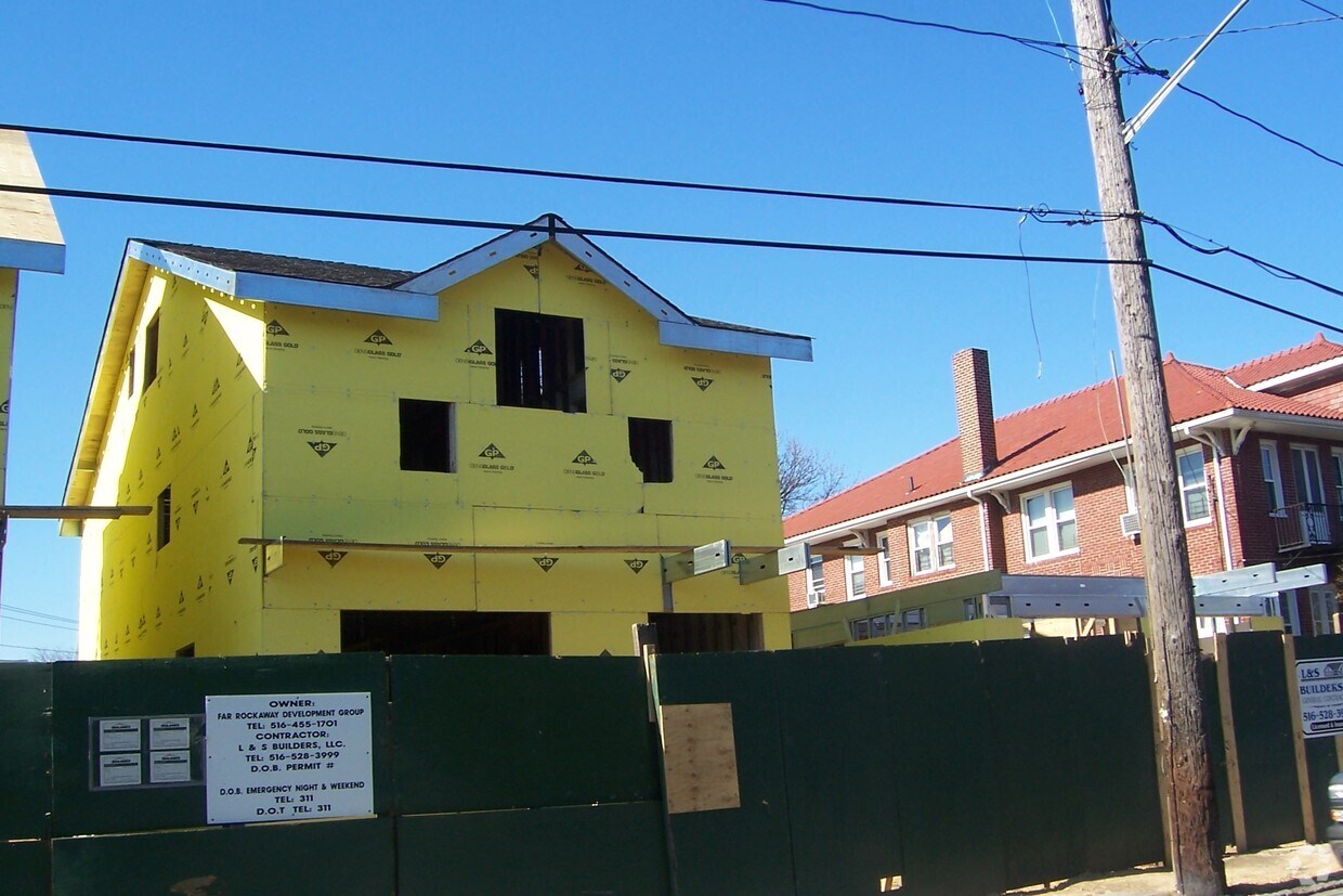 Primary Photo - 794 Empire Ave