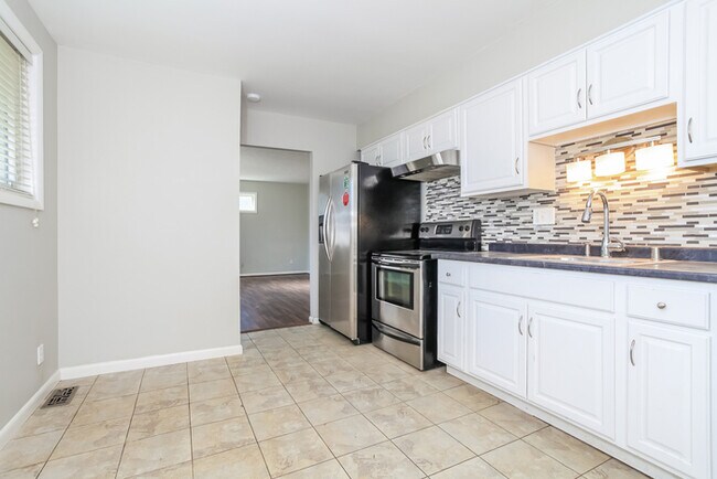 Building Photo - 800 Kenmar Dr