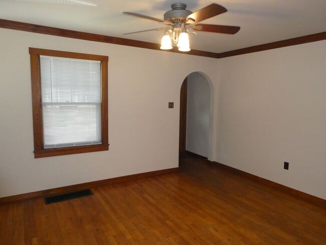 Building Photo - Charming Home Downtown