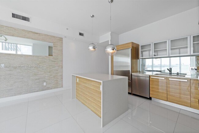 Building Photo - 2020 N Bayshore Dr