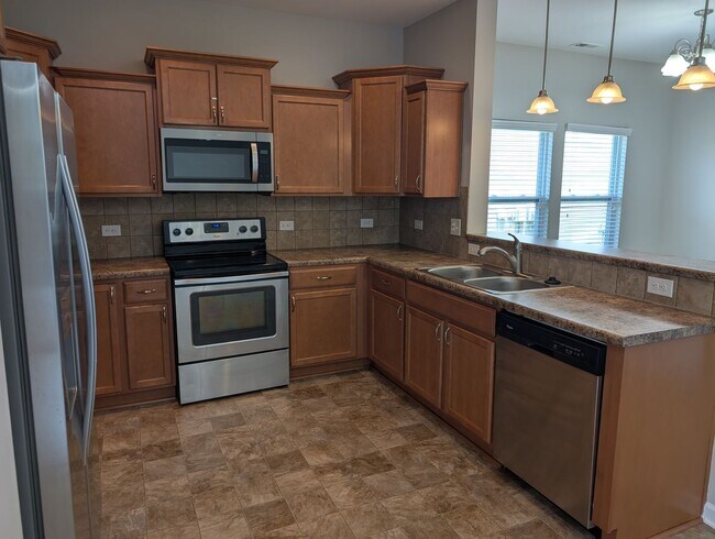 Foto del edificio - Pristine, move in ready Home located in th...