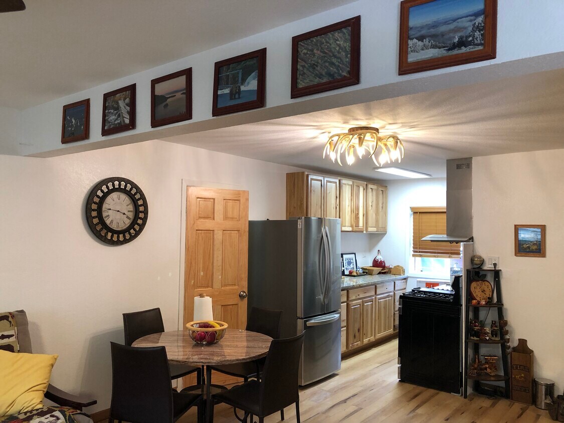 Foto principal - 1083 Pine Grove Ave