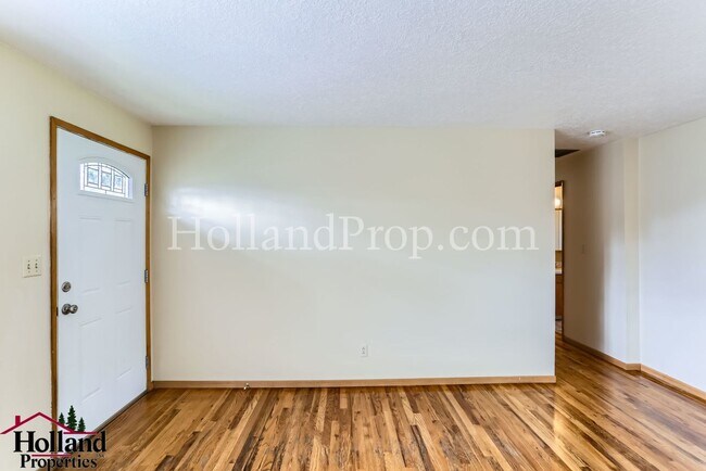 Building Photo - Charming Tigard Home with Spacious Yard & ...