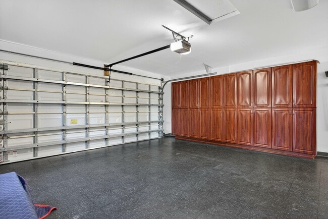 Building Photo - 513 S Riverside Dr