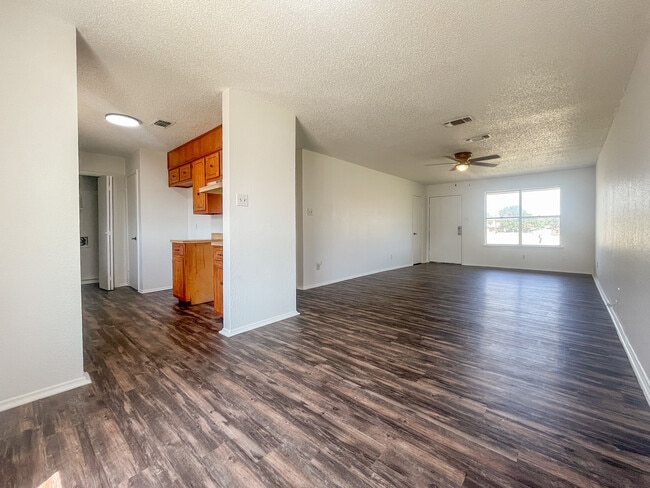 Building Photo - 433 W Panther Way