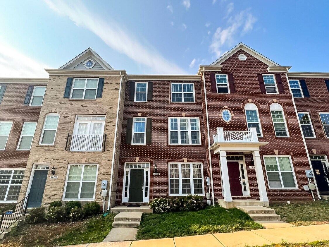 Foto principal - Beautiful and Spacious 3 Bed 2/2 Bath Bric...
