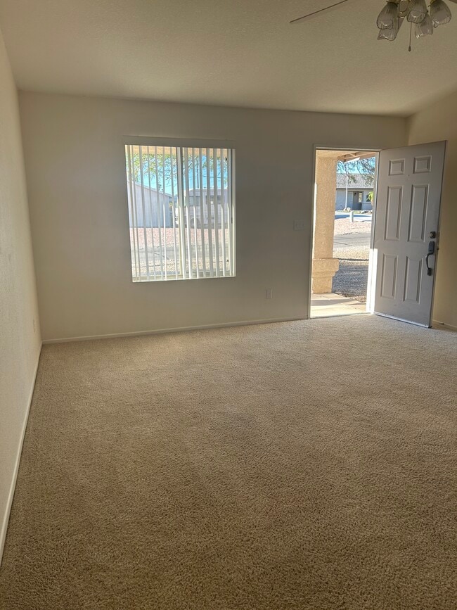 Sala de estar - 3720 Churchill Dr