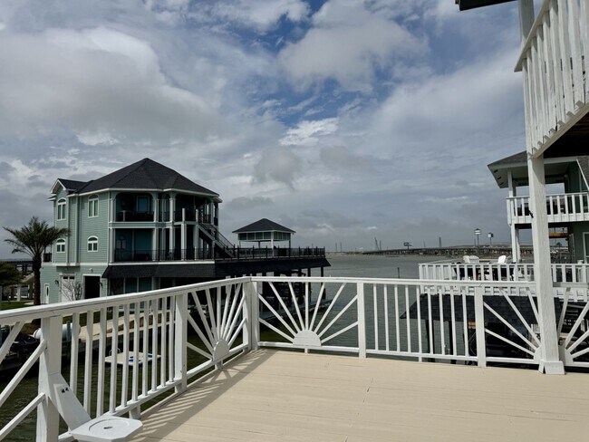 Foto del edificio - 339 Admiral Cir