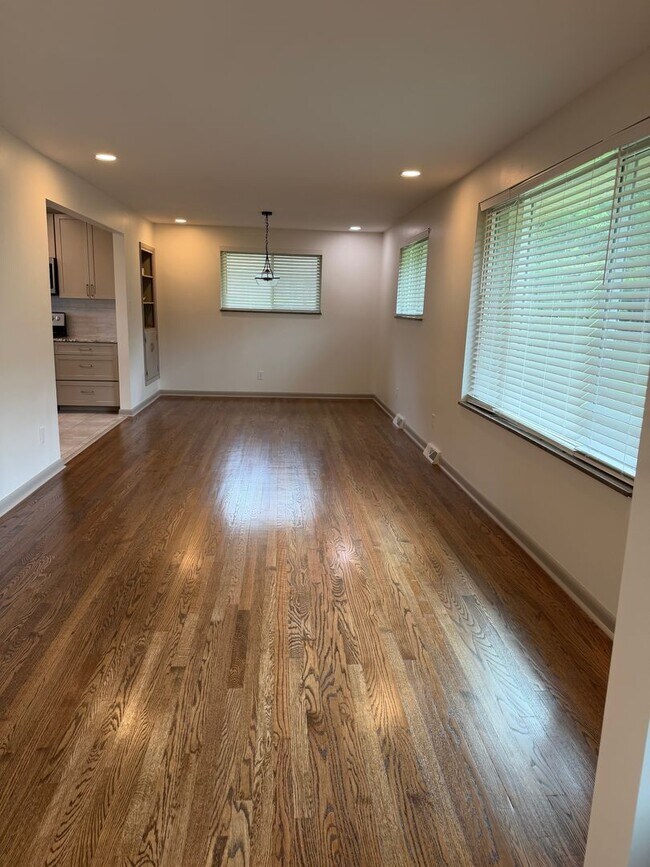 Building Photo - Knoxville 37923 - 3 bedroom 2 bath home located in heart of West Knoxville with separate 1 bedroo...
