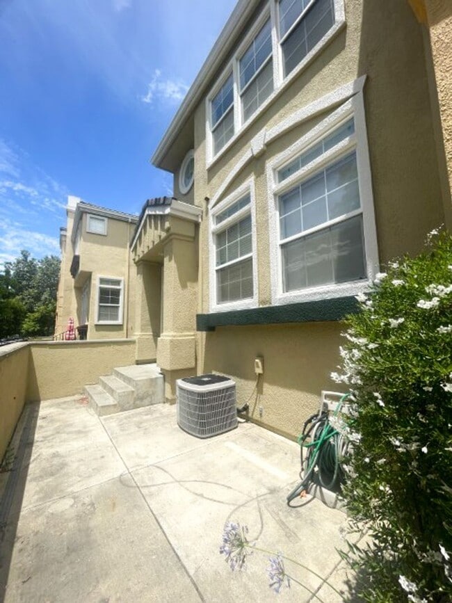 Building Photo - Excellent townhome in the highly desirable...