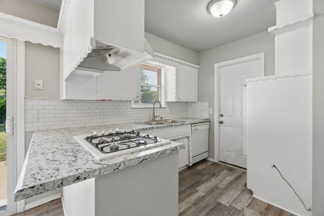 Foto del edificio - 2 bed, 1 bath home in Moore, OK