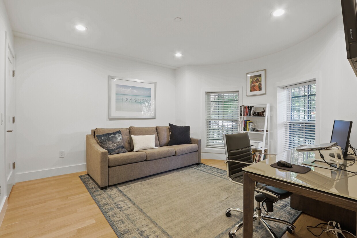 Foto principal - 55 E Springfield St