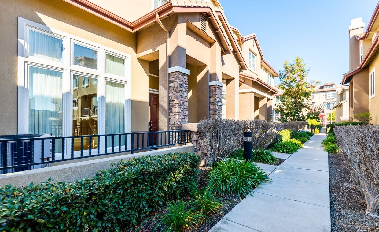 Foto principal - Lovely & Spacious Townhouse | High Ceiling...