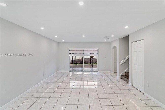 Foto del edificio - 360 NW 114th Ave